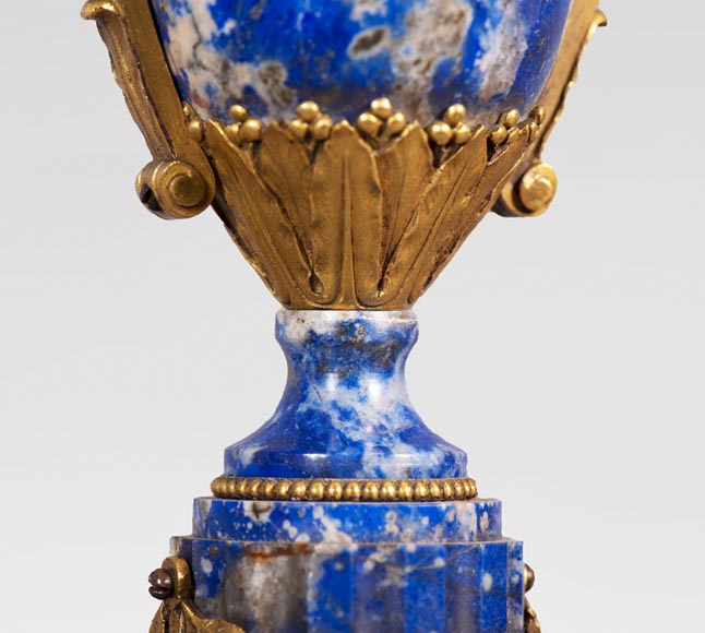 Charles Varangoz - Paire de bougeoirs de style Louis XVI en lapis-lazuli et bronze doré-6