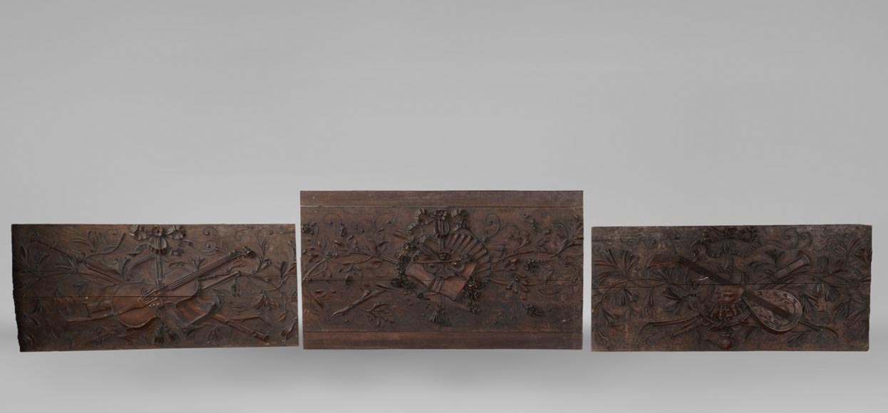 Ensemble de trois dessus de porte anciens en noyer sculpté aux attributs des Arts-0