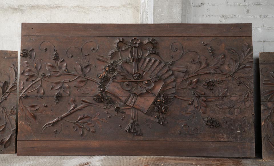Ensemble de trois dessus de porte anciens en noyer sculpté aux attributs des Arts-1