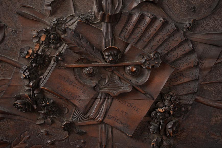 Ensemble de trois dessus de porte anciens en noyer sculpté aux attributs des Arts-2