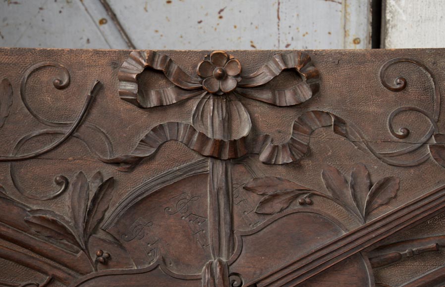 Ensemble de trois dessus de porte anciens en noyer sculpté aux attributs des Arts-5