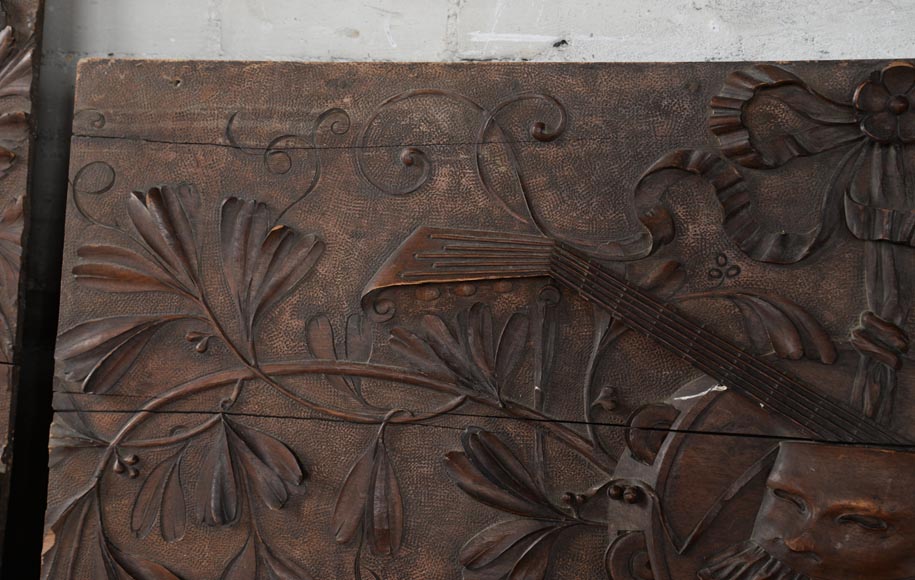 Ensemble de trois dessus de porte anciens en noyer sculpté aux attributs des Arts-11