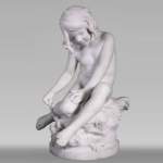 Auguste MOREAU (1834-1917) - Enfant jouant avec une écrevisse en marbre statuaire
