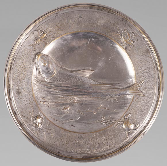 Plat en métal argenté à décor japonisant d'un poisson-chat et d'insectes-0