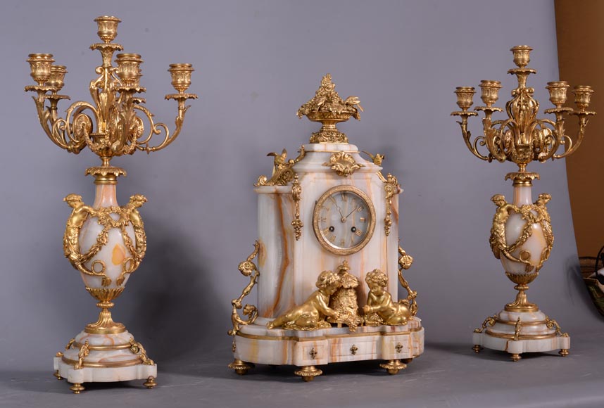 Garniture de cheminée en onyx et en bronze doré Napoléon III, vers 1860-1