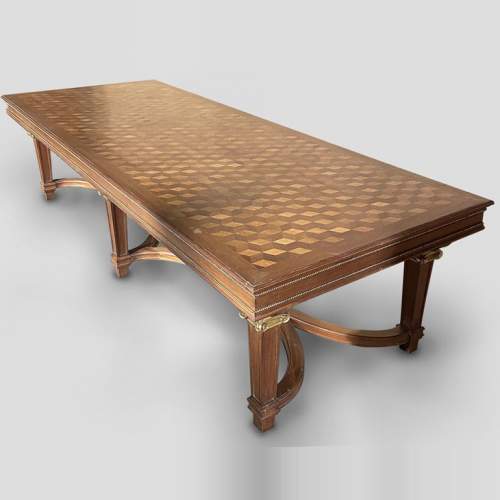 Grande table de style Louis XVI en décor de bronze et placage