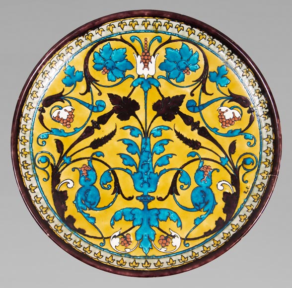 Théodore DECK (1823-1891) - Plat rond en céramique à décor oriental d'un vase fleuri et rinceaux feuillagés sur fond jaune-0