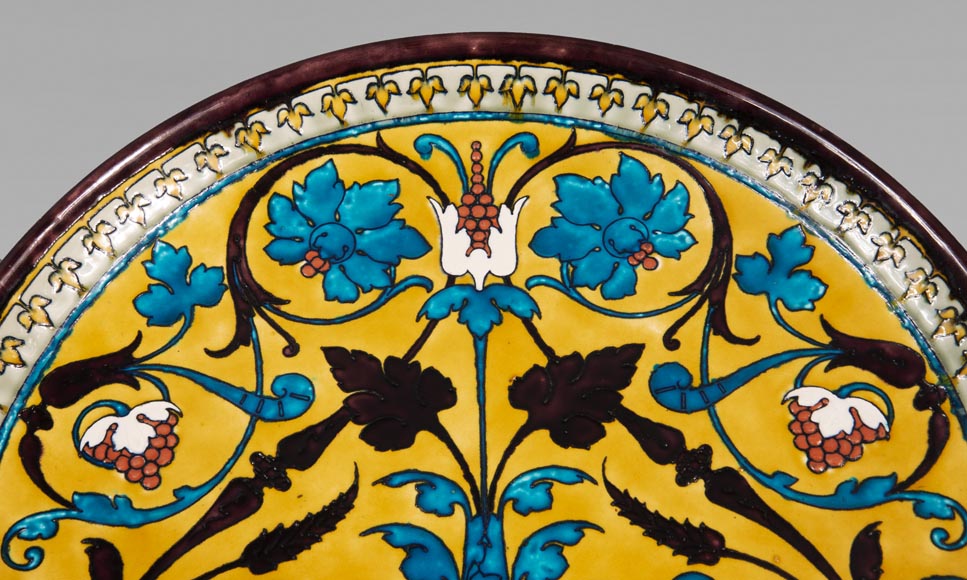 Théodore DECK (1823-1891) - Plat rond en céramique à décor oriental d'un vase fleuri et rinceaux feuillagés sur fond jaune-1