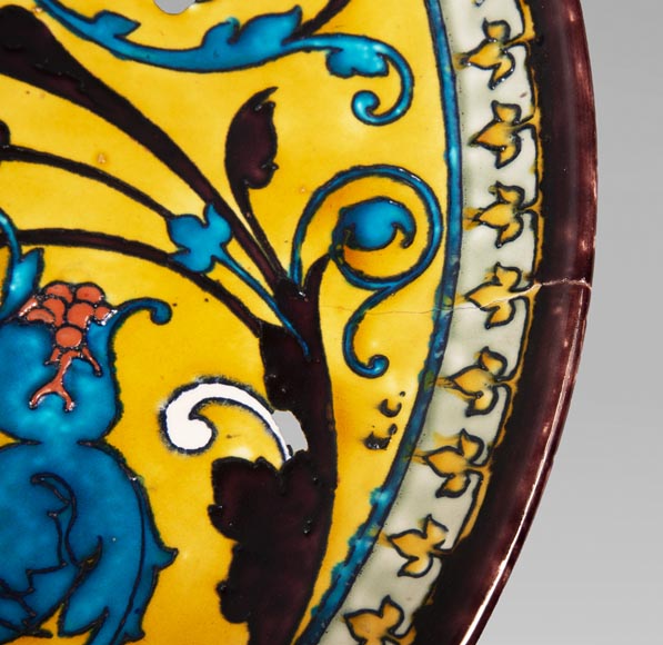 Théodore DECK (1823-1891) - Plat rond en céramique à décor oriental d'un vase fleuri et rinceaux feuillagés sur fond jaune-5