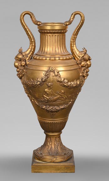 Ferdinand BARBEDIENNE (1810-1892), Grand vase à l'antique en bronze doré-0
