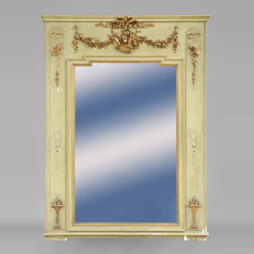 Beau trumeau ancien de style Louis XVI à décor de panier et fleurs en stuc doré et laqué vert