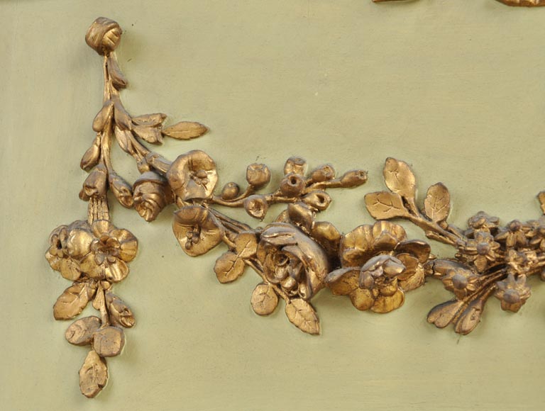 Beau trumeau ancien de style Louis XVI à décor de panier et fleurs en stuc doré et laqué vert-3