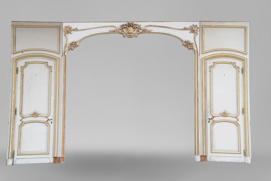 Boiserie d'alcôve avec deux portes et une arcade en bois sculpté et doré de style Louis XV-0