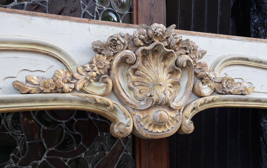 Boiserie d'alcôve avec deux portes et une arcade en bois sculpté et doré de style Louis XV-2