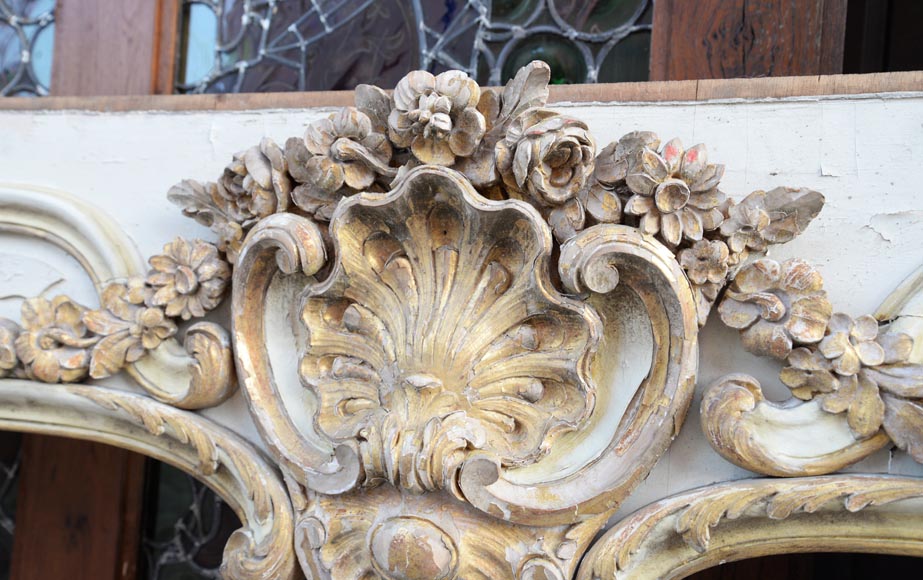 Boiserie d'alcôve avec deux portes et une arcade en bois sculpté et doré de style Louis XV-3