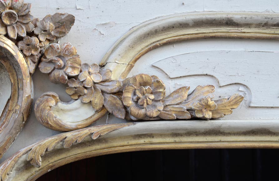 Boiserie d'alcôve avec deux portes et une arcade en bois sculpté et doré de style Louis XV-4