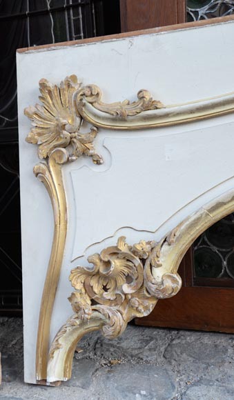 Boiserie d'alcôve avec deux portes et une arcade en bois sculpté et doré de style Louis XV-5