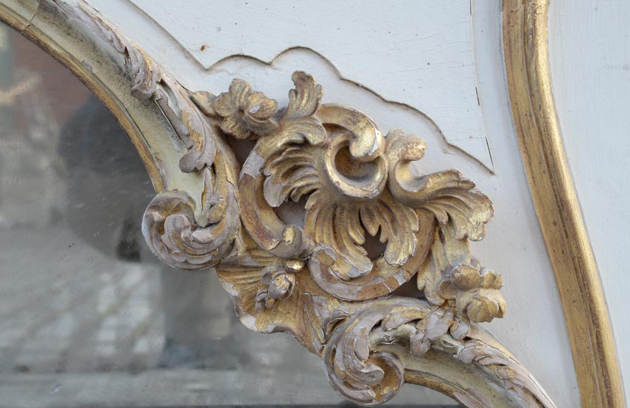 Boiserie d'alcôve avec deux portes et une arcade en bois sculpté et doré de style Louis XV-6