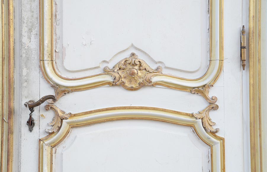 Boiserie d'alcôve avec deux portes et une arcade en bois sculpté et doré de style Louis XV-9