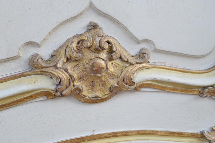 Boiserie d'alcôve avec deux portes et une arcade en bois sculpté et doré de style Louis XV-10