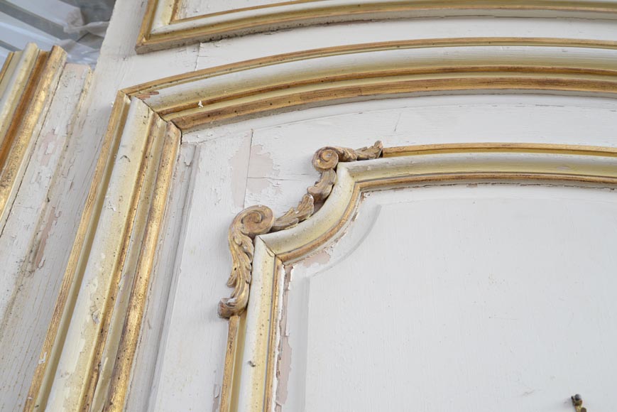 Boiserie d'alcôve avec deux portes et une arcade en bois sculpté et doré de style Louis XV-11