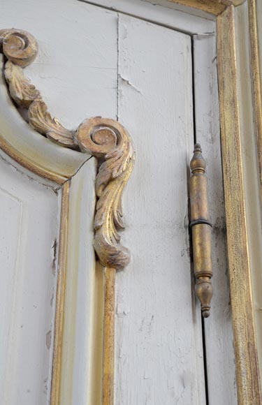 Boiserie d'alcôve avec deux portes et une arcade en bois sculpté et doré de style Louis XV-12
