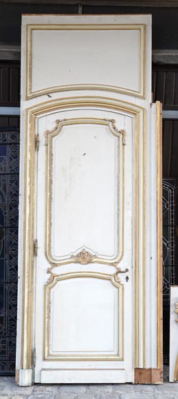Boiserie d'alcôve avec deux portes et une arcade en bois sculpté et doré de style Louis XV-13