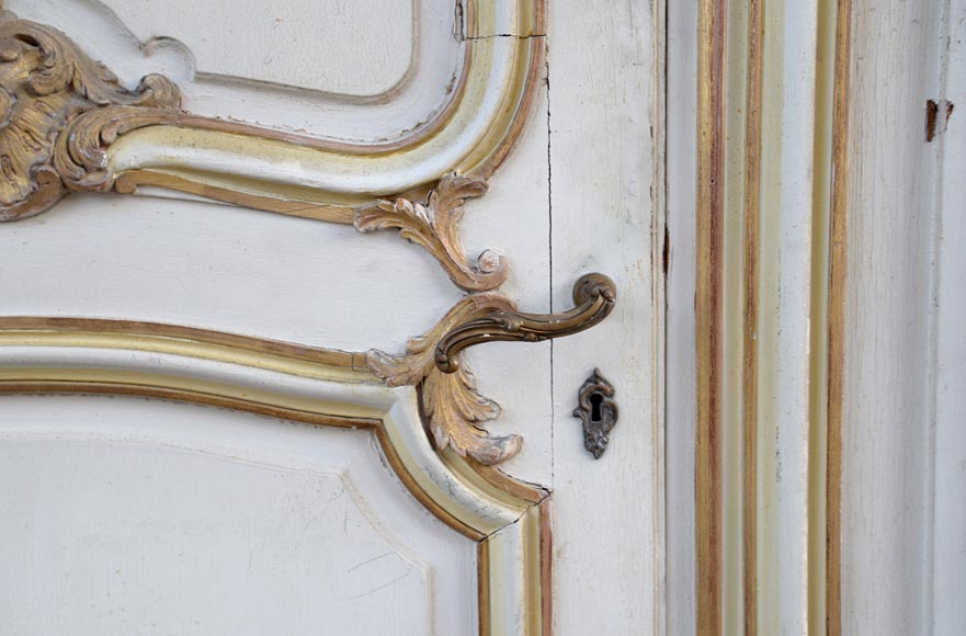 Boiserie d'alcôve avec deux portes et une arcade en bois sculpté et doré de style Louis XV-14