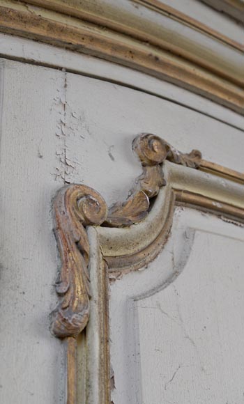 Boiserie d'alcôve avec deux portes et une arcade en bois sculpté et doré de style Louis XV-15