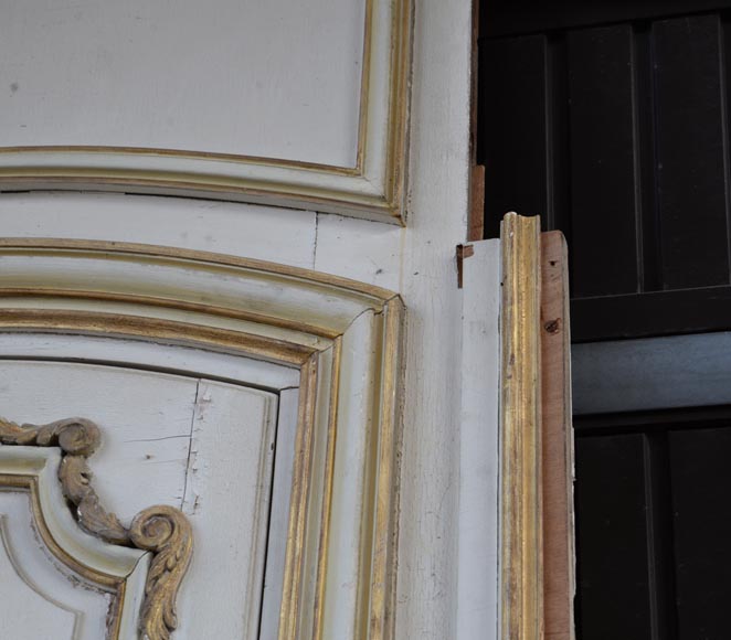 Boiserie d'alcôve avec deux portes et une arcade en bois sculpté et doré de style Louis XV-16