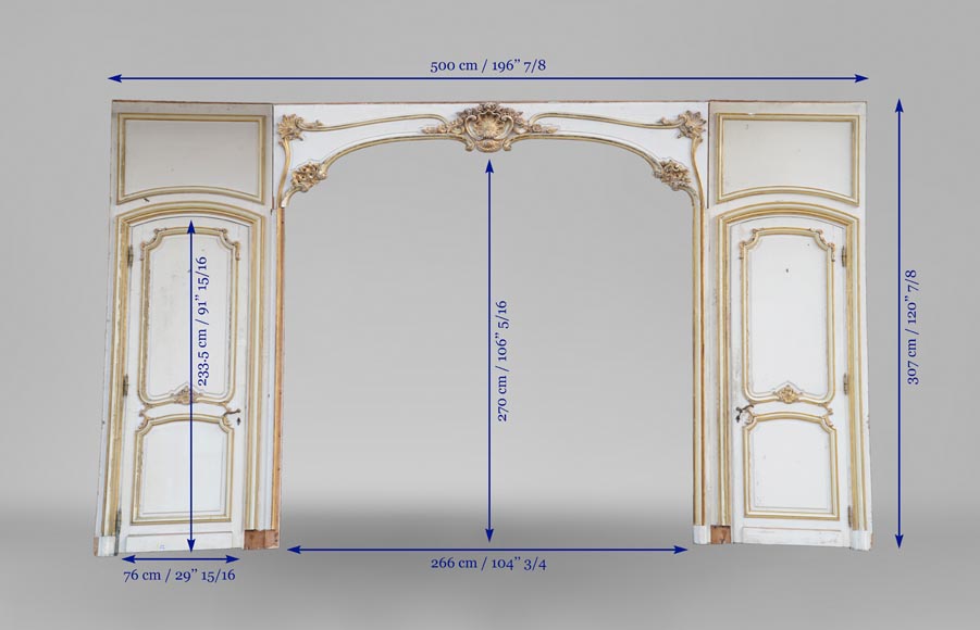 Boiserie d'alcôve avec deux portes et une arcade en bois sculpté et doré de style Louis XV-17