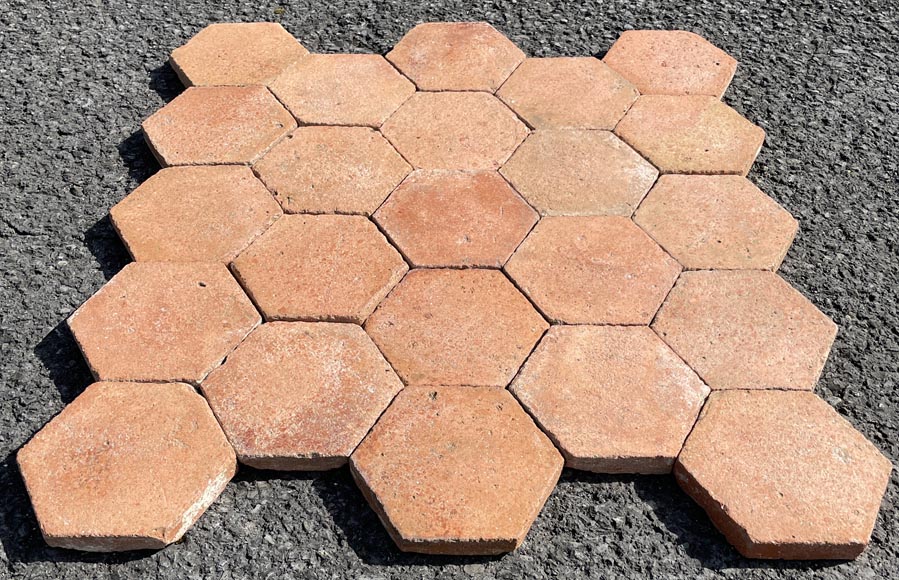 Important lot d'environ 24,5 m² de dalles hexagonales anciennes en terre cuite, XIXe siècle-1