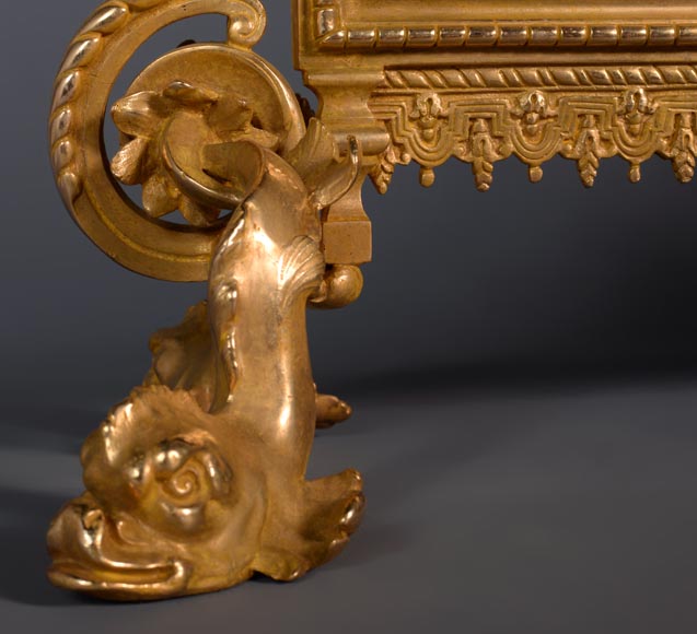 Beau pare étincelle en bronze doré aux dauphins, fin du XIXe siècle-6