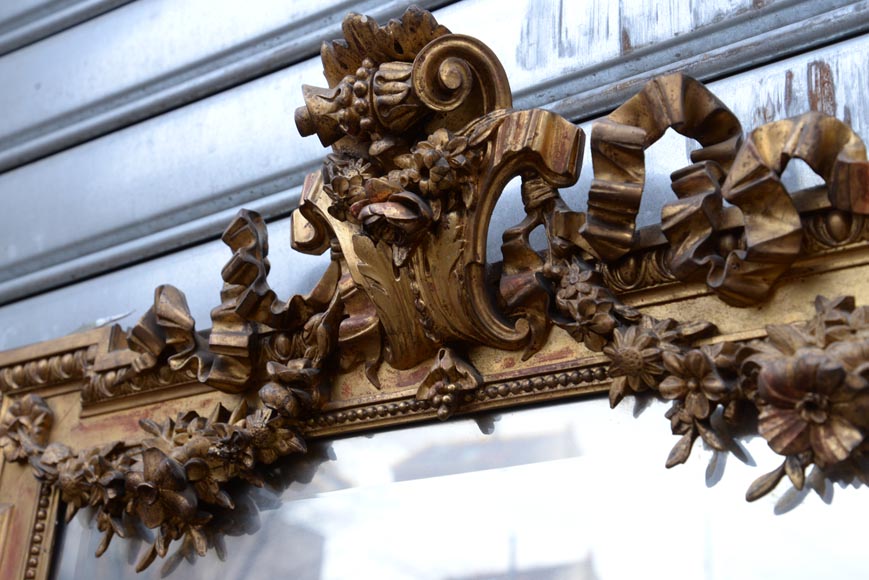 Beau miroir ancien de style Napoléon III en stuc doré à décor de guirlandes de fleurs-2