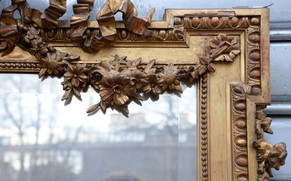 Beau miroir ancien de style Napoléon III en stuc doré à décor de guirlandes de fleurs-3