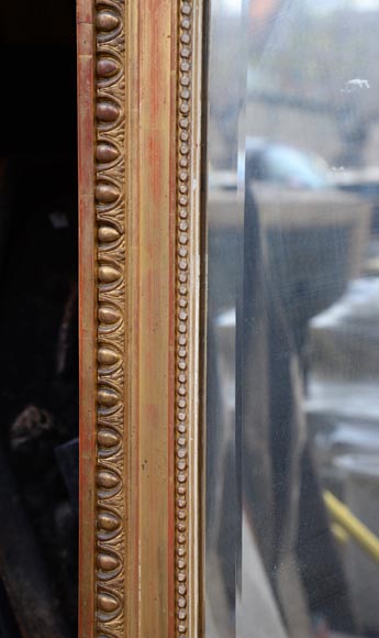 Beau miroir ancien de style Napoléon III en stuc doré à décor de guirlandes de fleurs-5