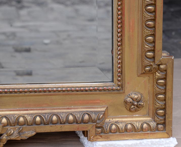 Beau miroir ancien de style Napoléon III en stuc doré à décor de guirlandes de fleurs-6
