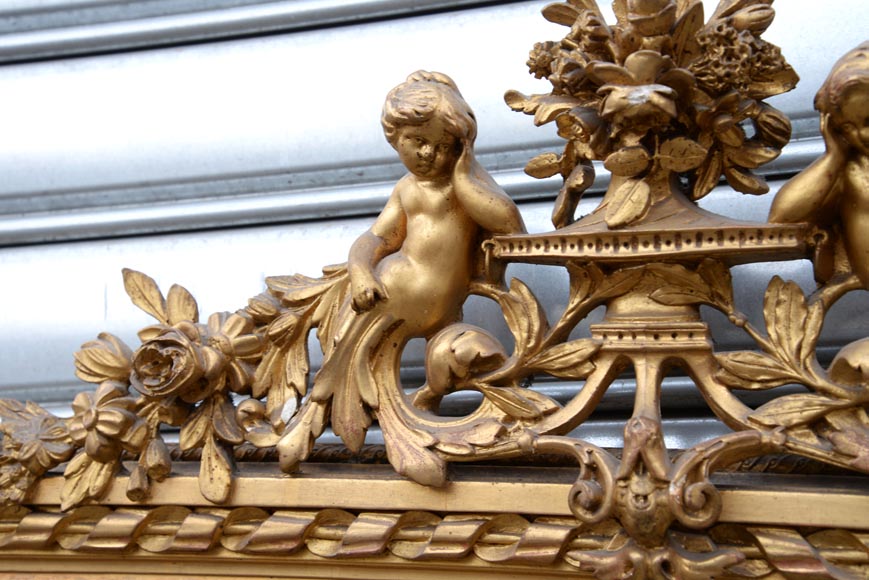 Beau trumeau ancien de style Napoléon III à décor de putti et fleurs en stuc doré-2