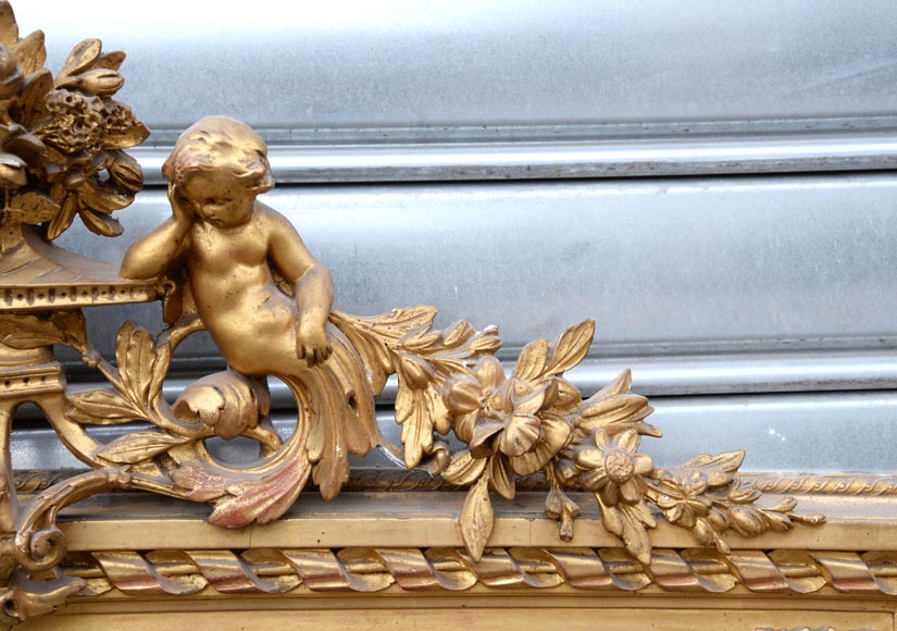 Beau trumeau ancien de style Napoléon III à décor de putti et fleurs en stuc doré-3