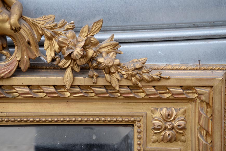 Beau trumeau ancien de style Napoléon III à décor de putti et fleurs en stuc doré-4