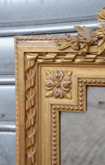 Beau trumeau ancien de style Napoléon III à décor de putti et fleurs en stuc doré-5