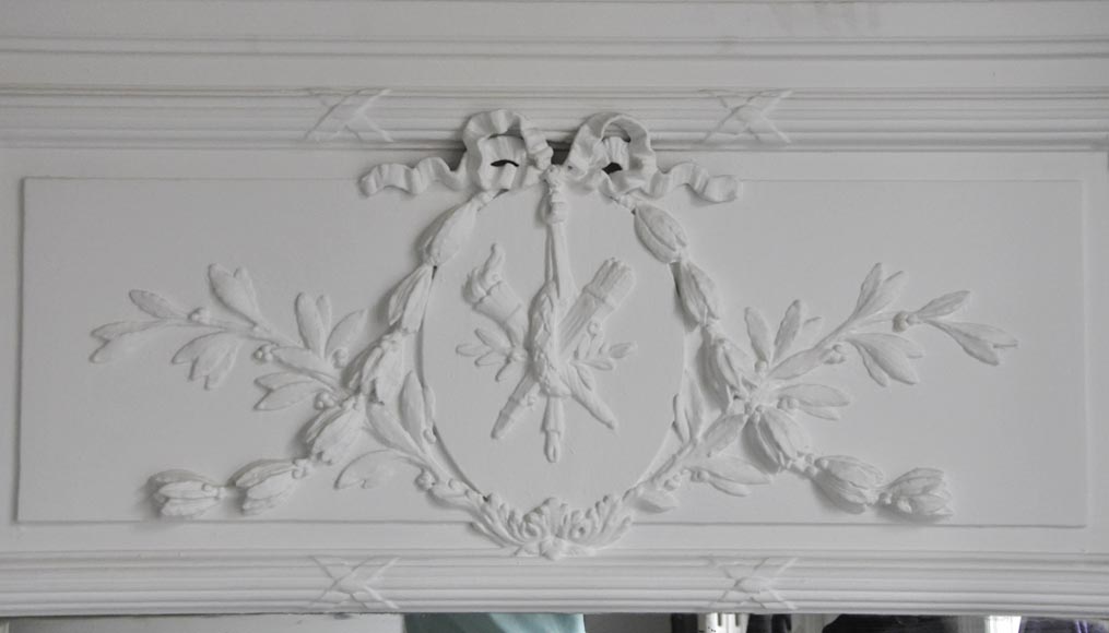 Trumeau ancien de style Louis XVI en stuc peint à décor de torche enflammée et carquois-1