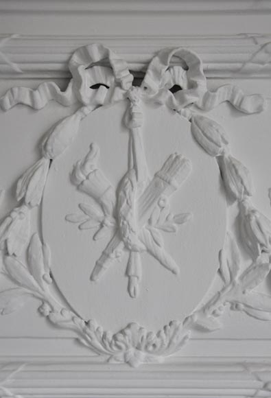 Trumeau ancien de style Louis XVI en stuc peint à décor de torche enflammée et carquois-2