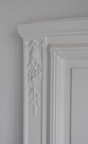 Trumeau ancien de style Louis XVI en stuc peint à décor de torche enflammée et carquois-4