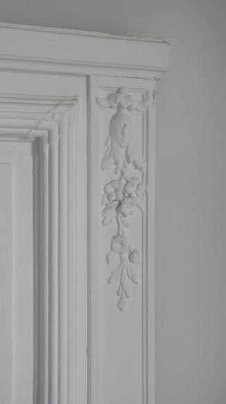 Trumeau ancien de style Louis XVI en stuc peint à décor de torche enflammée et carquois-5