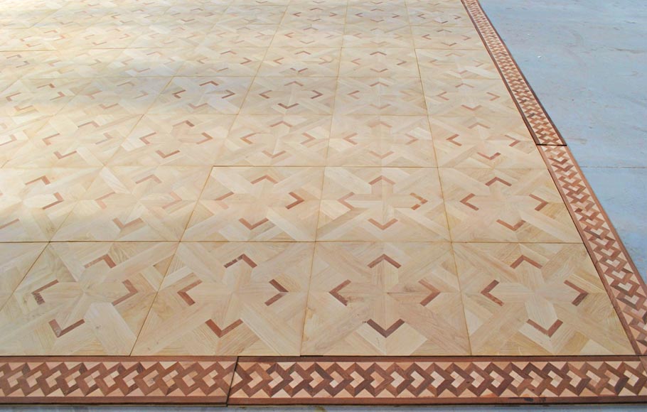 Beau parquet ancien en chêne et acajou avec sa frise marquetée d'une surface de 40 m2-3