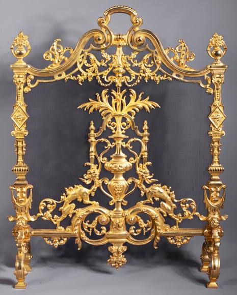 Pare-étincelles ancien de style Néo-Renaissance en bronze doré à décor de chimères-0