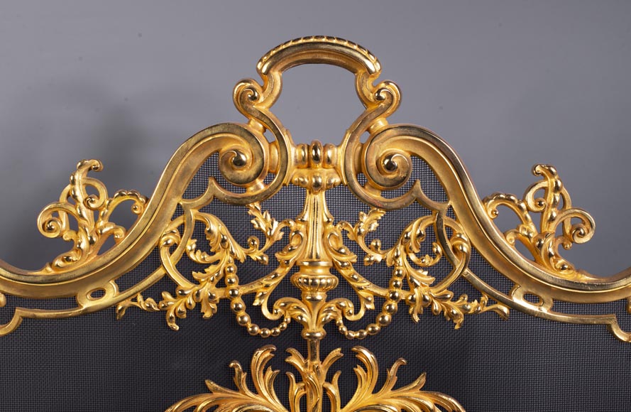 Pare-étincelles ancien de style Néo-Renaissance en bronze doré à décor de chimères-1
