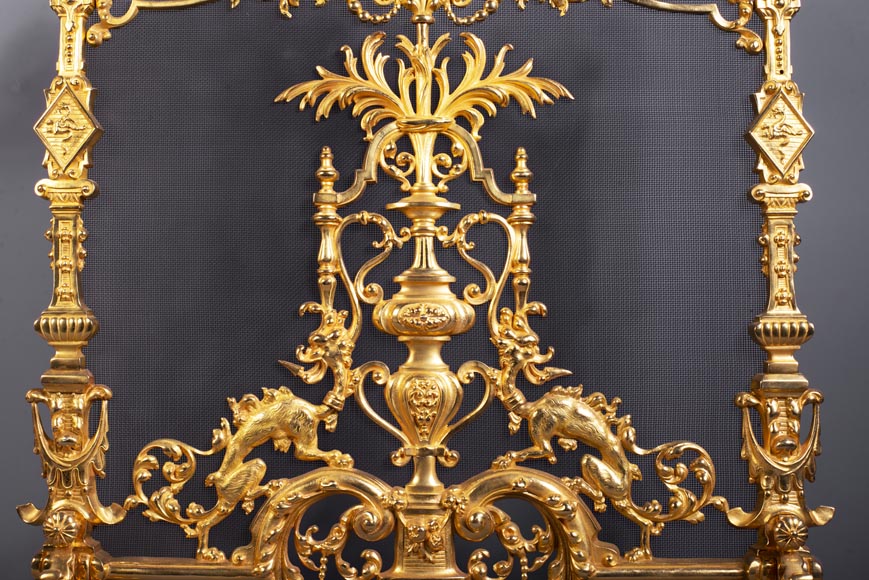 Pare-étincelles ancien de style Néo-Renaissance en bronze doré à décor de chimères-2