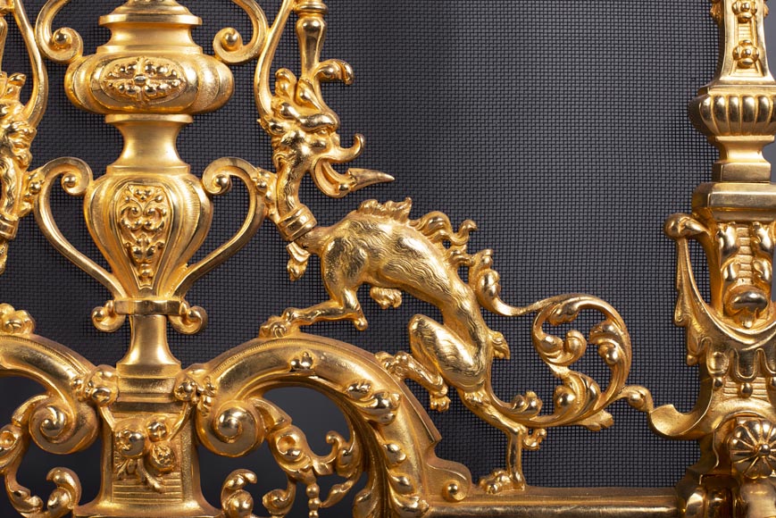 Pare-étincelles ancien de style Néo-Renaissance en bronze doré à décor de chimères-3